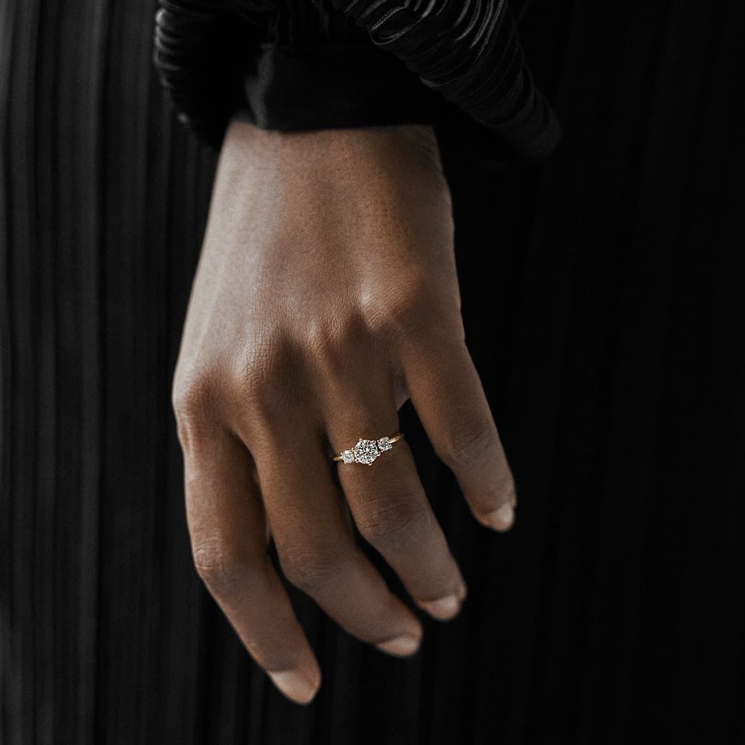 Photography of a Heeria ring in a person's hand